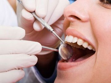 Luis Sánchez Ferreiro odontólogo revisando dientes